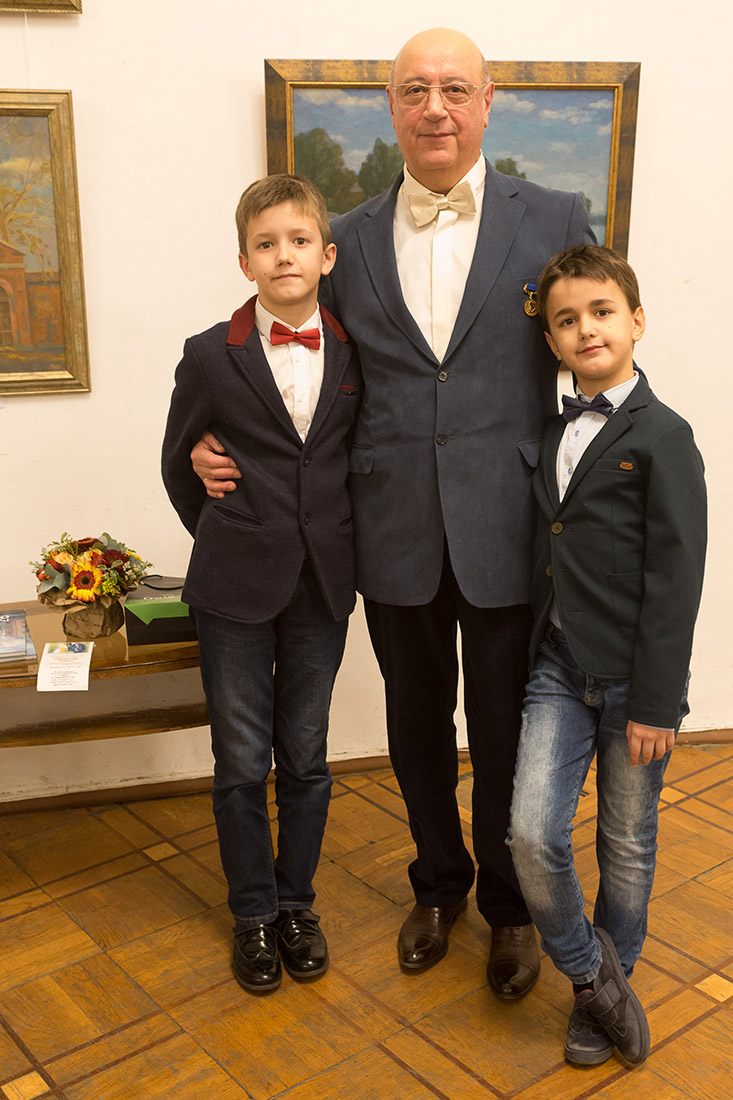 С внуками на персональной выставке в ЦДРИ, ноябрь 2017 г